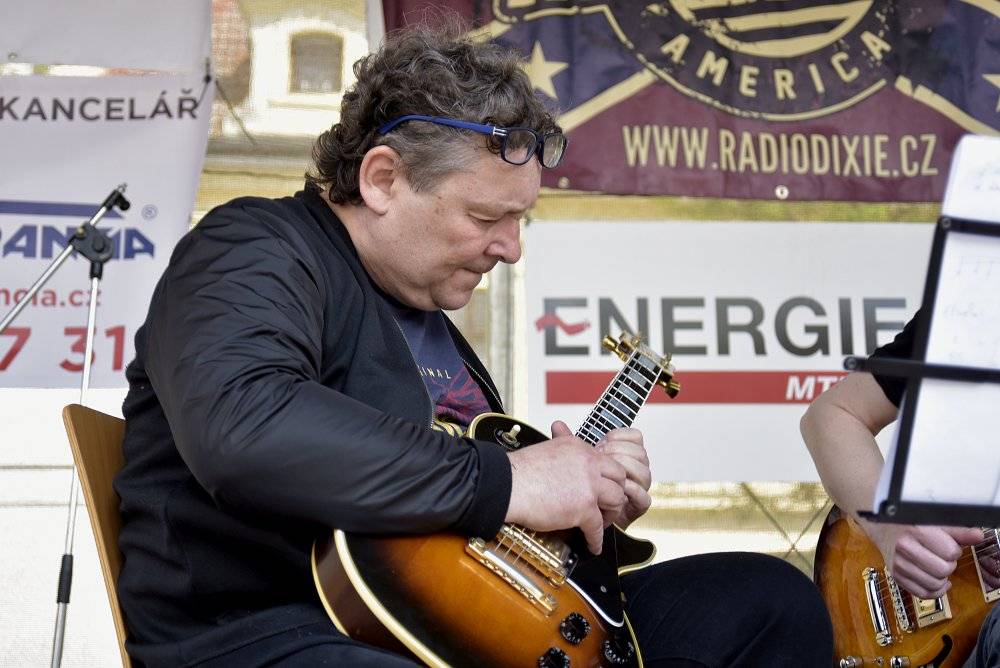 Kolínem zněly žánry blues i jižanský rock, hráli David Evans, Luboš Andršt a Pumpa