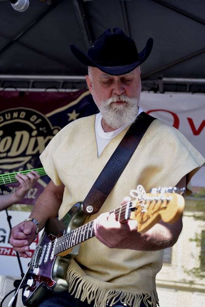 Kolínem zněly žánry blues i jižanský rock, hráli David Evans, Luboš Andršt a Pumpa