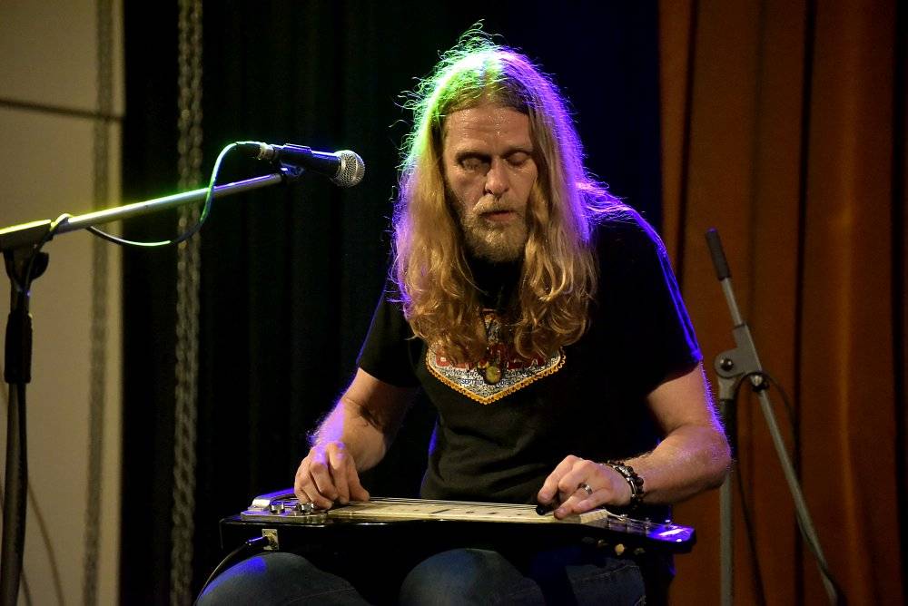 Kolínem zněly žánry blues i jižanský rock, hráli David Evans, Luboš Andršt a Pumpa