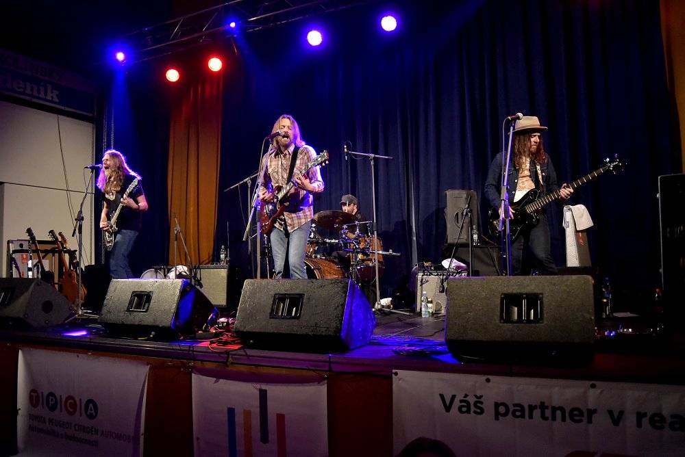 Kolínem zněly žánry blues i jižanský rock, hráli David Evans, Luboš Andršt a Pumpa