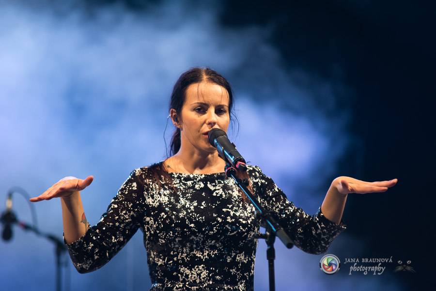 Miro Žbirka, Katarína Knechtová a Ondřej Ruml vystoupili v amfiteátru Loket přímo pod hradem