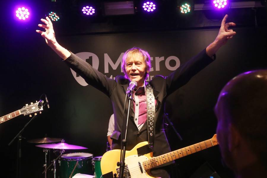 Legendární rocker Ivan Král dostal v brněnském Metru od fanynky podprsenku