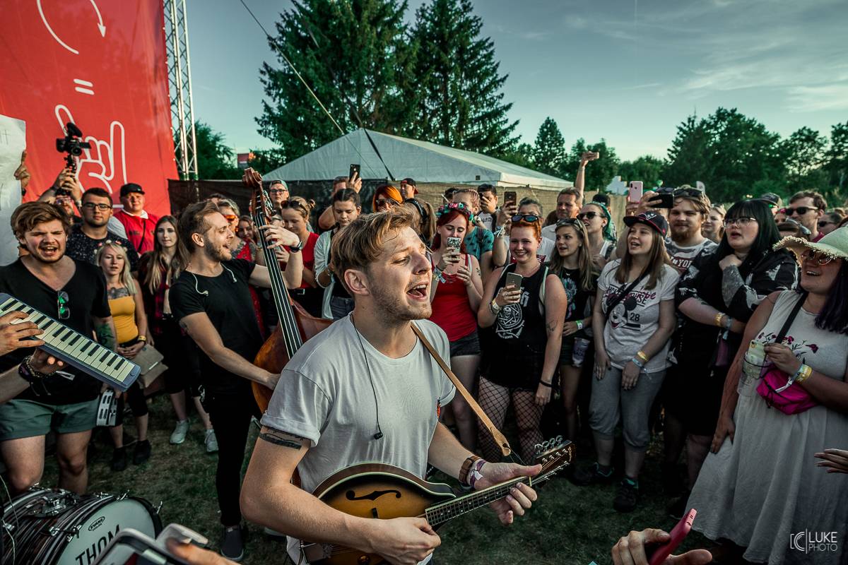 Rock For People začal s Bring Me The Horizon, Kodaline, You Me At Six, Flogging Molly nebo Idles