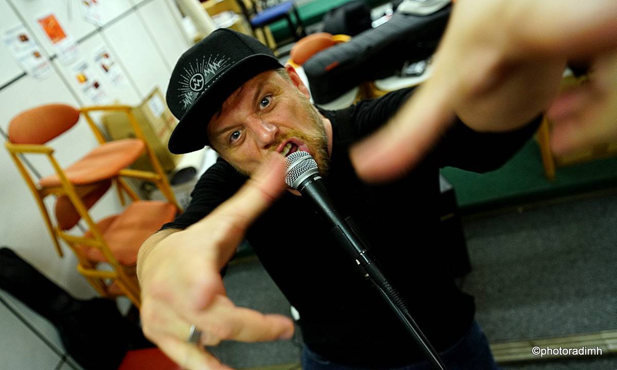 U Honzy Křížka ve zkušebně. Kapela dře, chystají nový singl Devadesátky 
