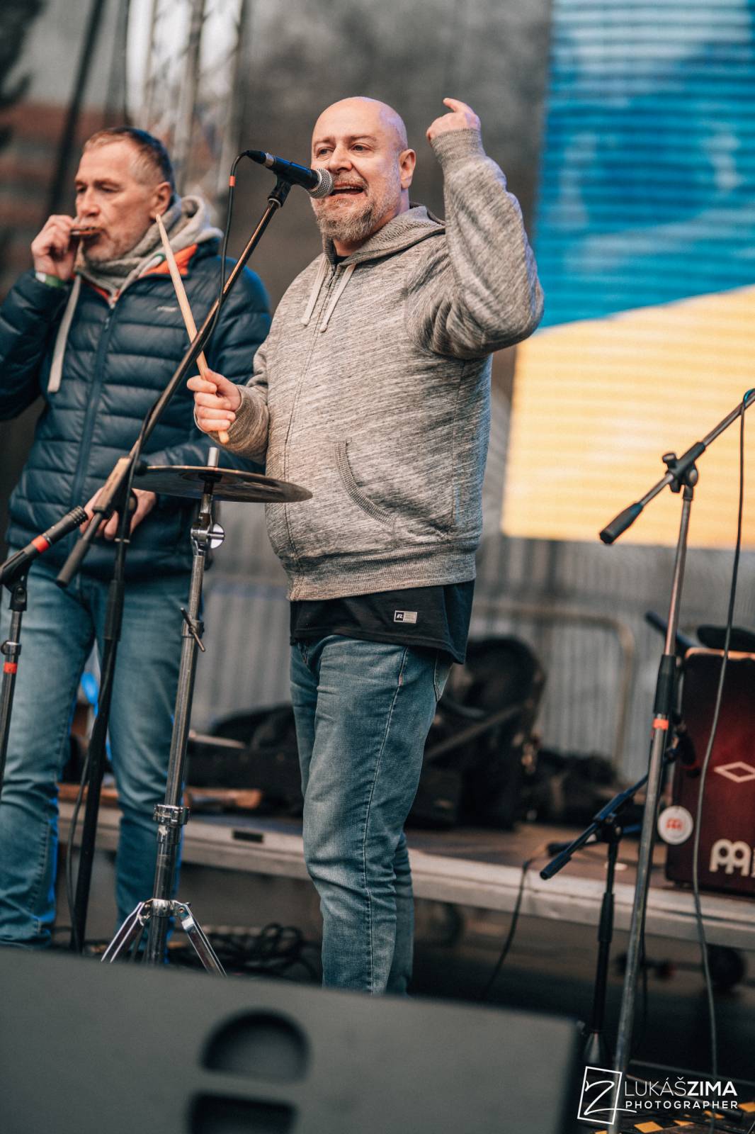 Srdcovka uspořádala na Proseku koncert pro Ukrajinu, vystoupili Adam Mišík, O5 a Radeček nebo Support Lesbiens