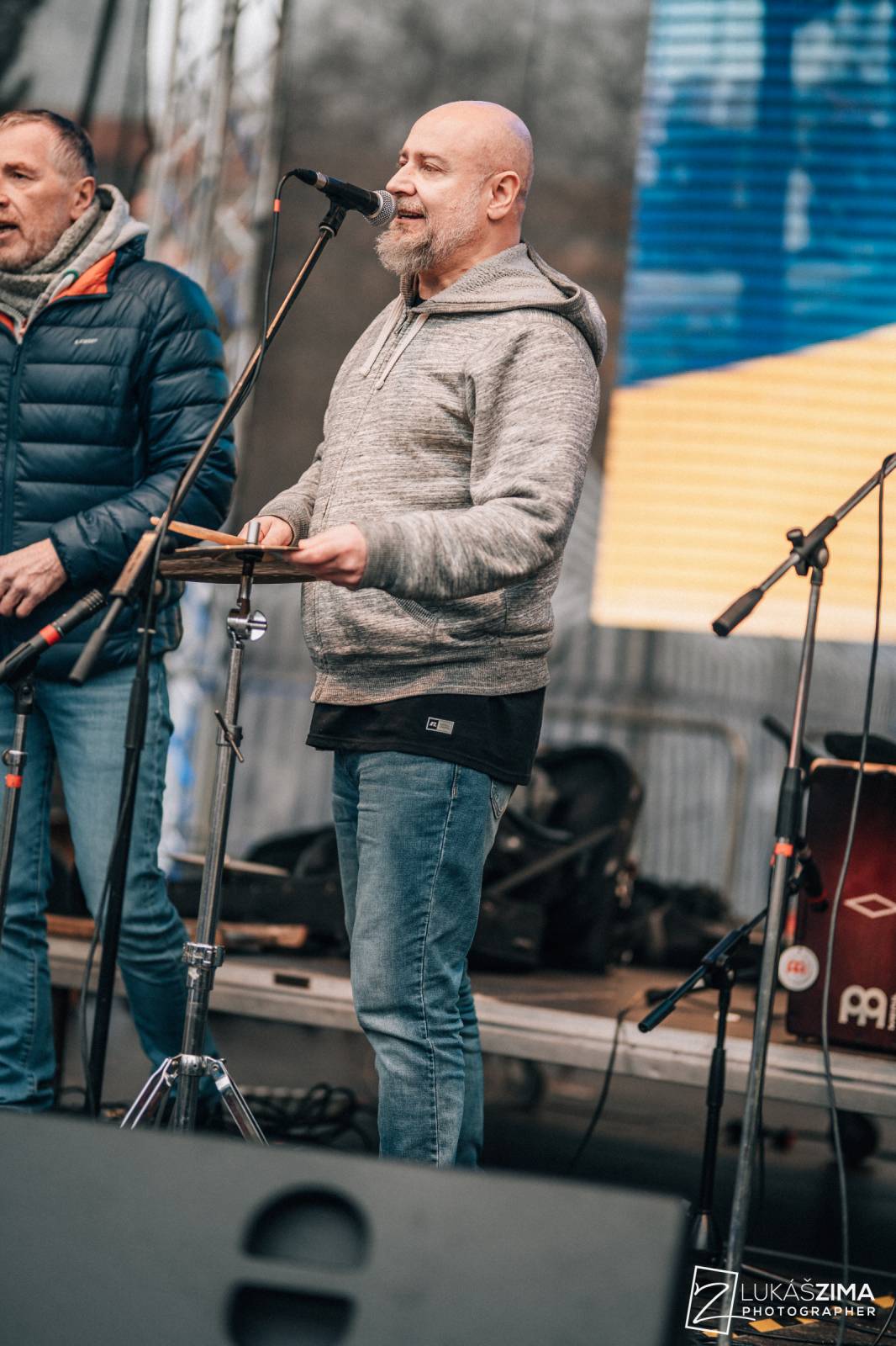 Srdcovka uspořádala na Proseku koncert pro Ukrajinu, vystoupili Adam Mišík, O5 a Radeček nebo Support Lesbiens