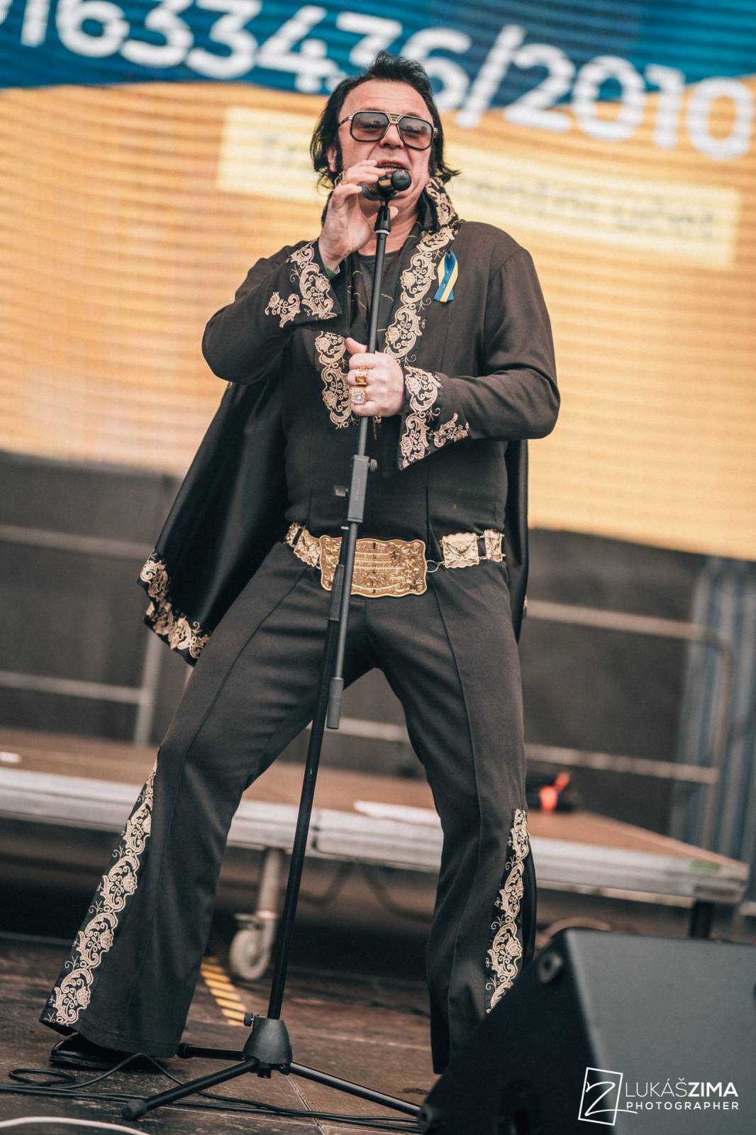 Srdcovka uspořádala na Proseku koncert pro Ukrajinu, vystoupili Adam Mišík, O5 a Radeček nebo Support Lesbiens