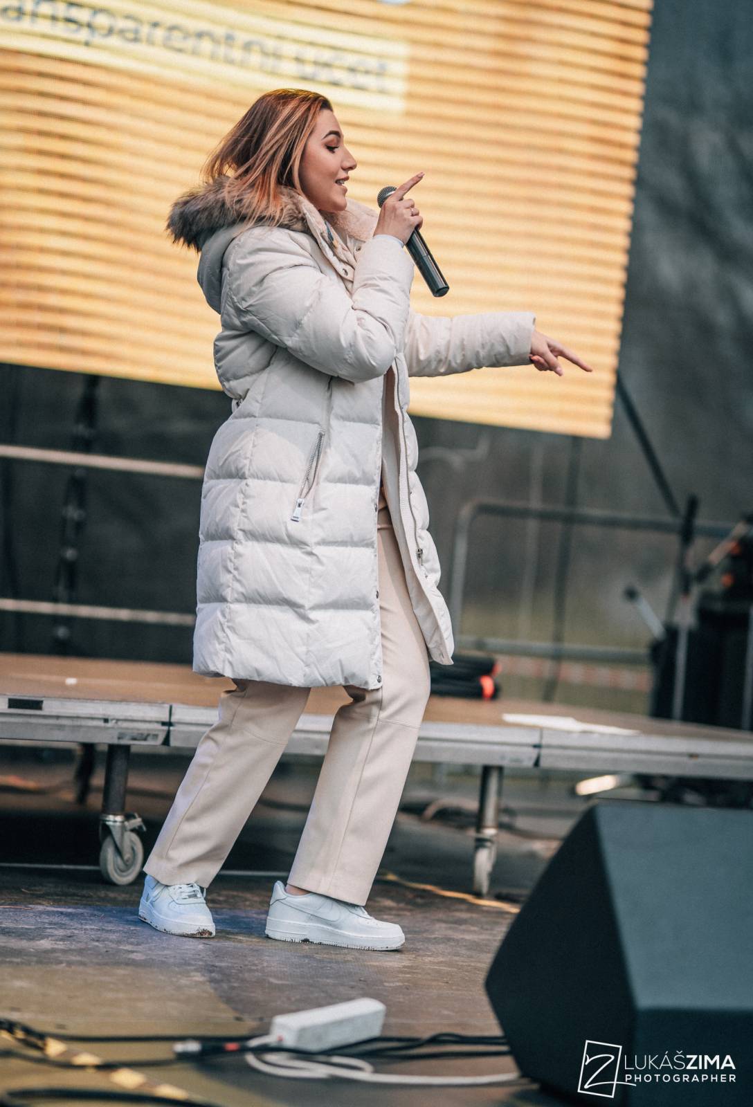 Srdcovka uspořádala na Proseku koncert pro Ukrajinu, vystoupili Adam Mišík, O5 a Radeček nebo Support Lesbiens