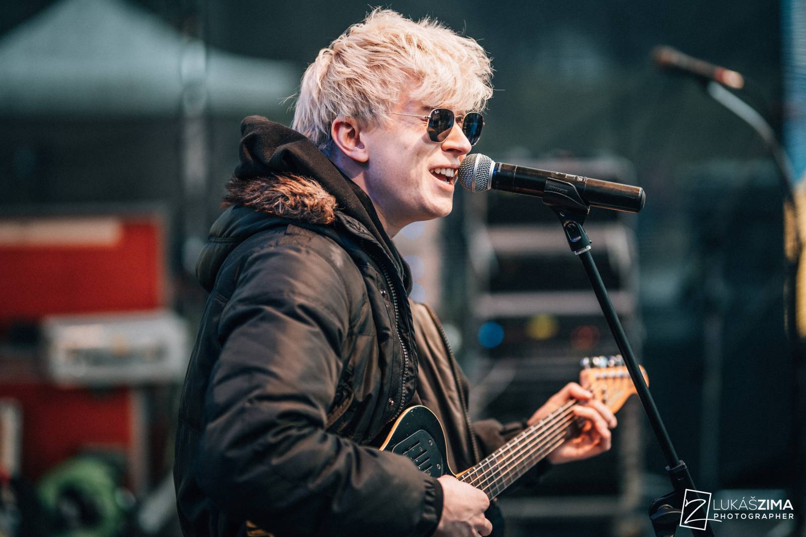 Srdcovka uspořádala na Proseku koncert pro Ukrajinu, vystoupili Adam Mišík, O5 a Radeček nebo Support Lesbiens