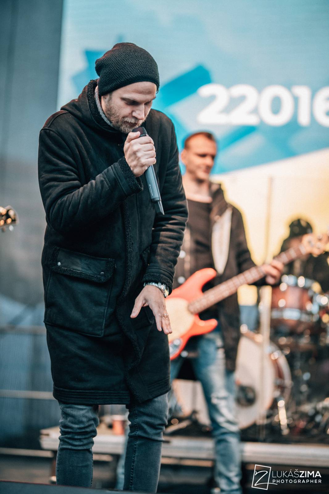 Srdcovka uspořádala na Proseku koncert pro Ukrajinu, vystoupili Adam Mišík, O5 a Radeček nebo Support Lesbiens