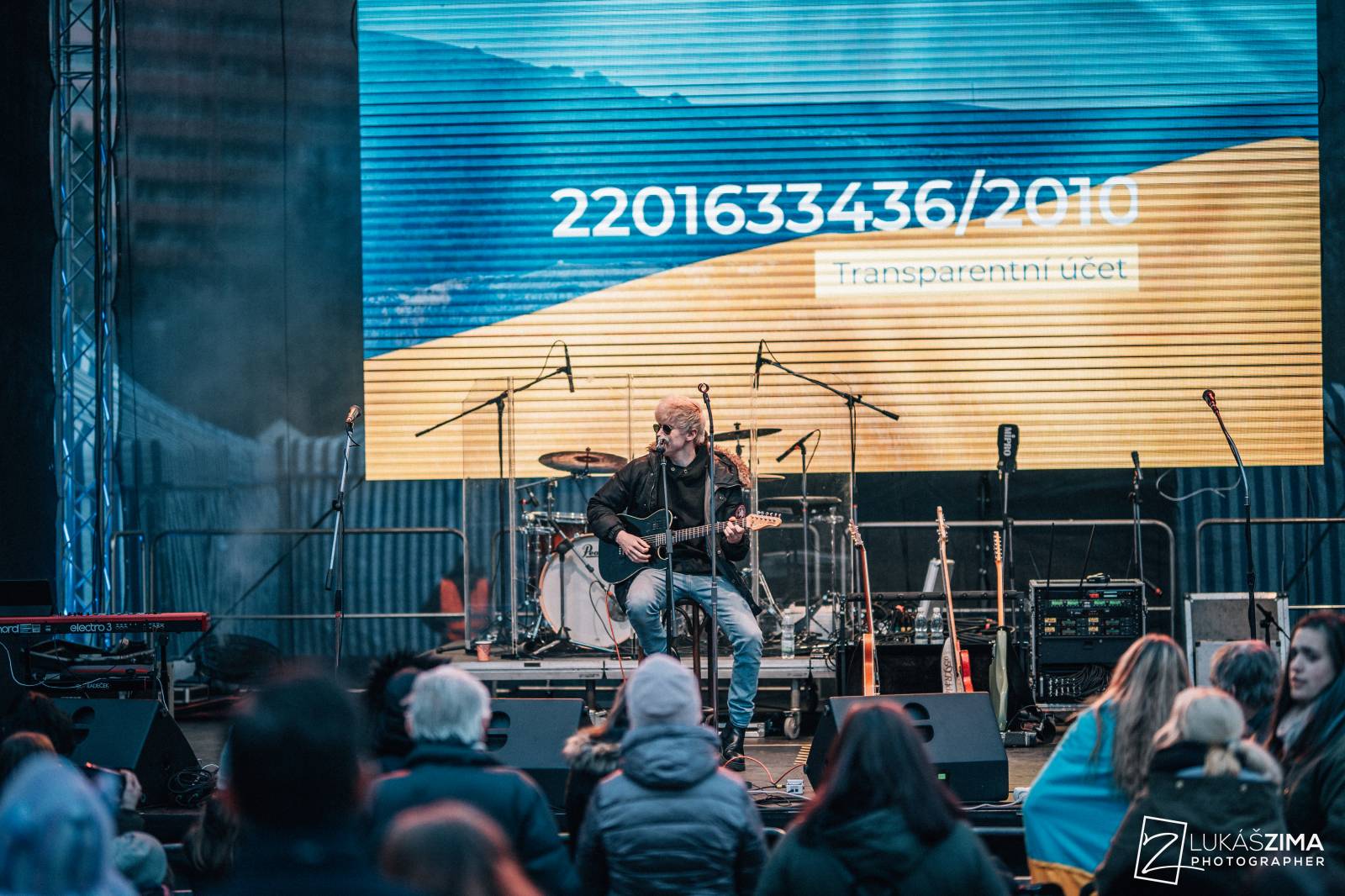Srdcovka uspořádala na Proseku koncert pro Ukrajinu, vystoupili Adam Mišík, O5 a Radeček nebo Support Lesbiens
