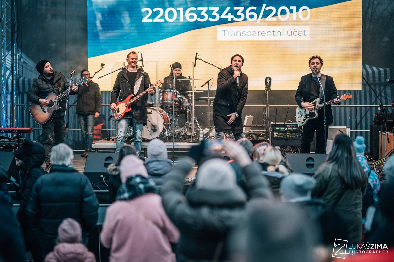 Srdcovka uspořádala na Proseku koncert pro Ukrajinu, vystoupili Adam Mišík, O5 a Radeček nebo Support Lesbiens