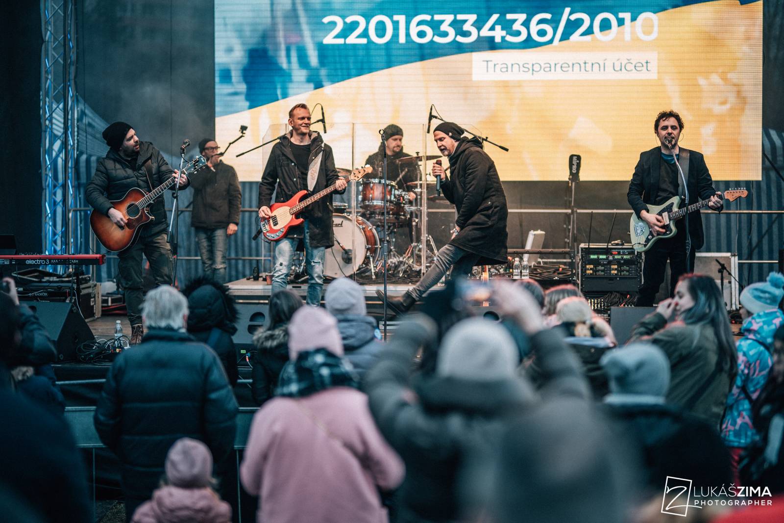 Srdcovka uspořádala na Proseku koncert pro Ukrajinu, vystoupili Adam Mišík, O5 a Radeček nebo Support Lesbiens
