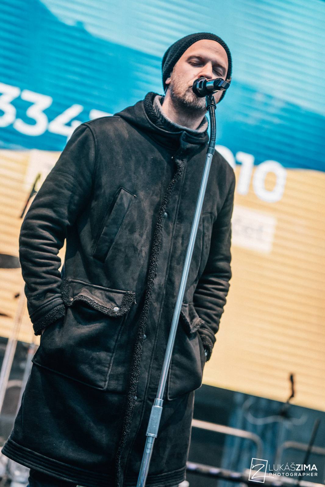 Srdcovka uspořádala na Proseku koncert pro Ukrajinu, vystoupili Adam Mišík, O5 a Radeček nebo Support Lesbiens