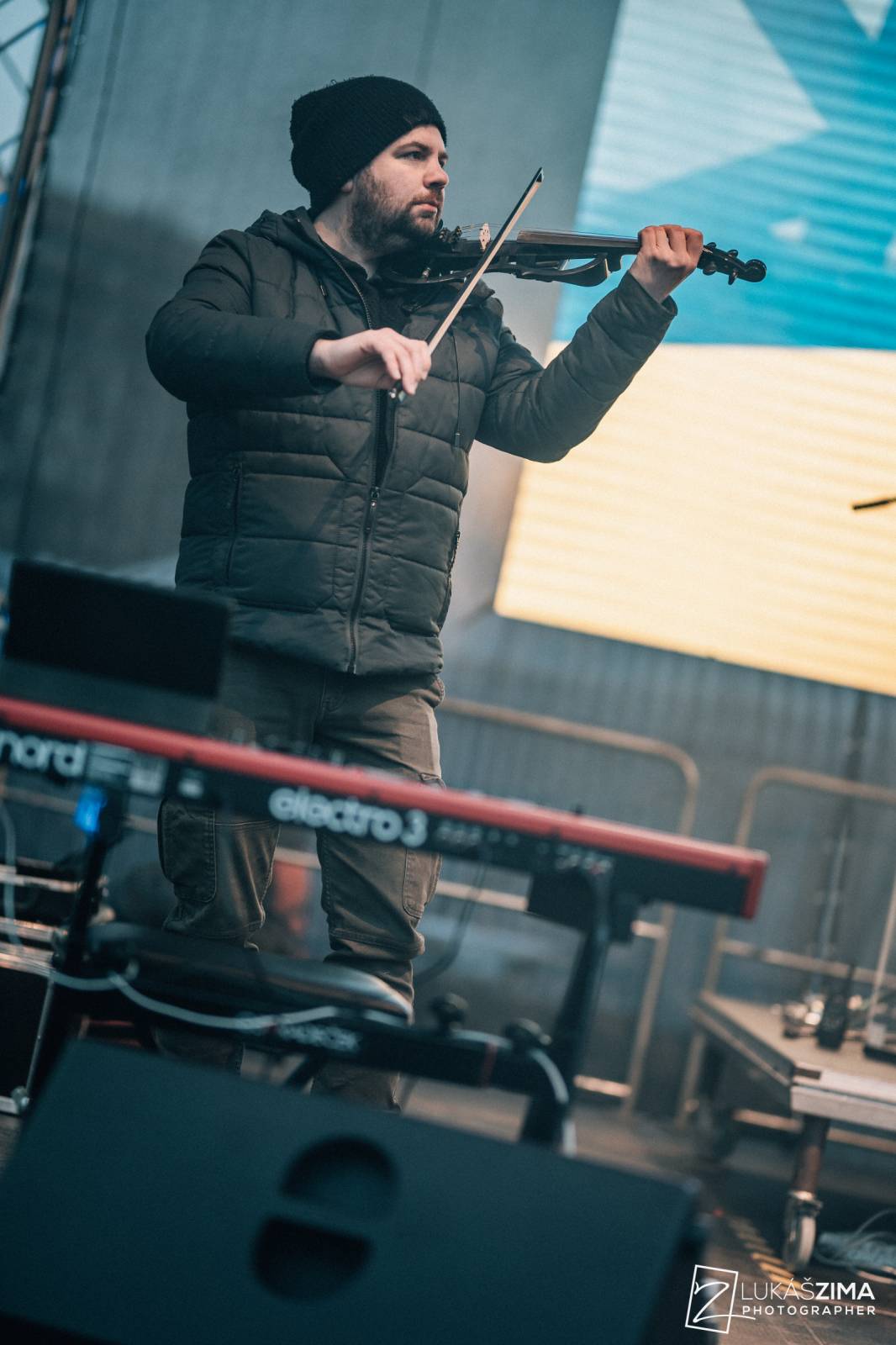 Srdcovka uspořádala na Proseku koncert pro Ukrajinu, vystoupili Adam Mišík, O5 a Radeček nebo Support Lesbiens