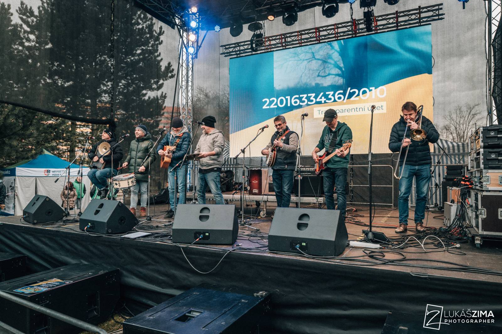 Srdcovka uspořádala na Proseku koncert pro Ukrajinu, vystoupili Adam Mišík, O5 a Radeček nebo Support Lesbiens
