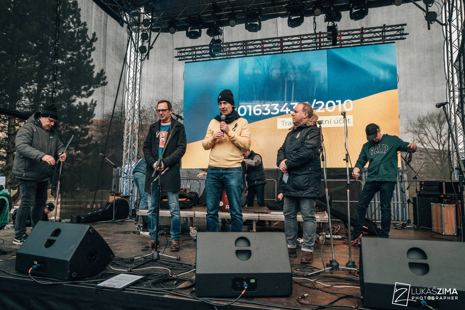 Srdcovka uspořádala na Proseku koncert pro Ukrajinu, vystoupili Adam Mišík, O5 a Radeček nebo Support Lesbiens