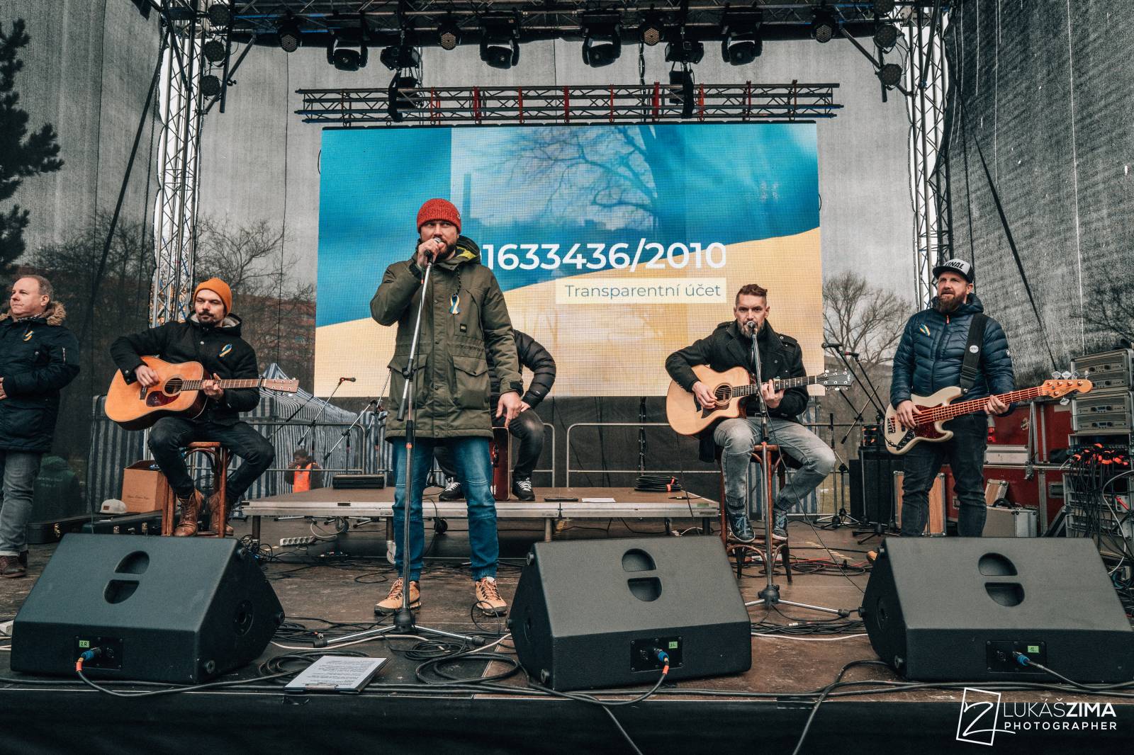 Srdcovka uspořádala na Proseku koncert pro Ukrajinu, vystoupili Adam Mišík, O5 a Radeček nebo Support Lesbiens