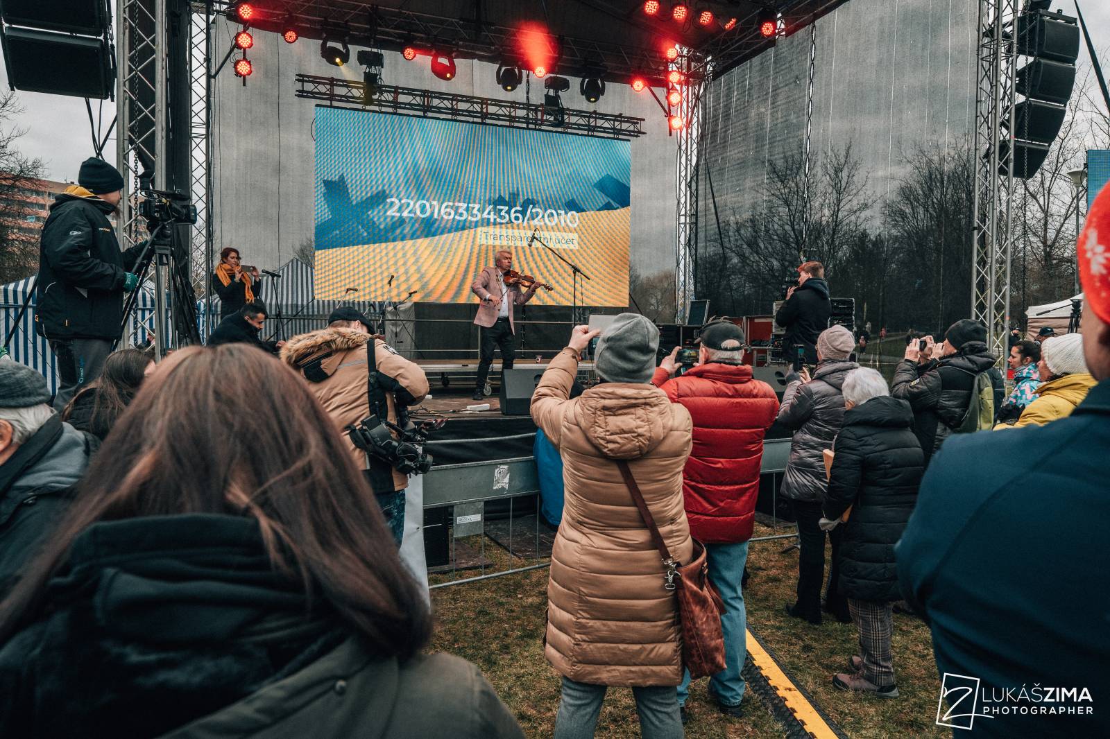 Srdcovka uspořádala na Proseku koncert pro Ukrajinu, vystoupili Adam Mišík, O5 a Radeček nebo Support Lesbiens