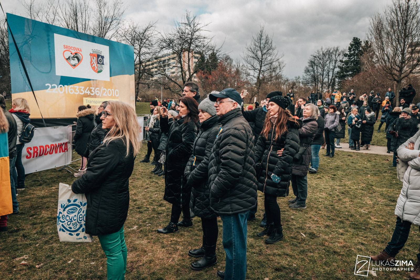 Srdcovka uspořádala na Proseku koncert pro Ukrajinu, vystoupili Adam Mišík, O5 a Radeček nebo Support Lesbiens