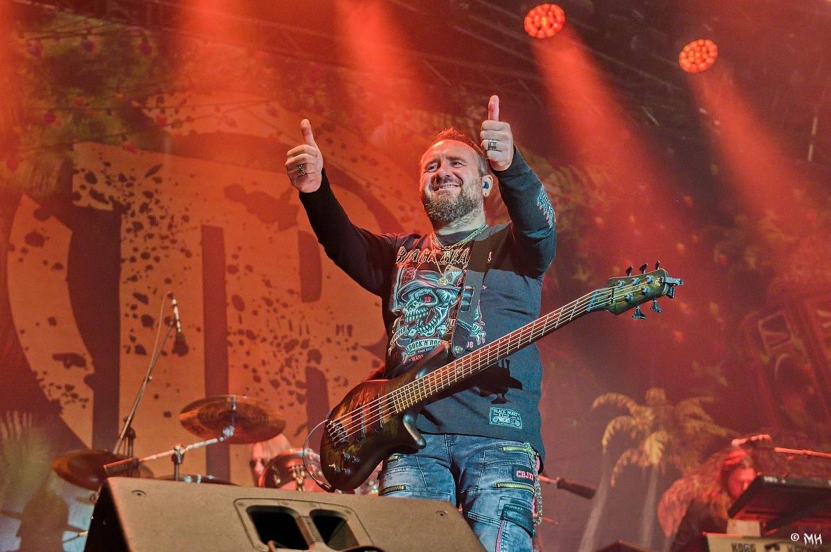 Pod kotlem na Pekelném ostrově přikládali Dymytry, Debustrol, Panoptiko, Traktor i Trautenberk