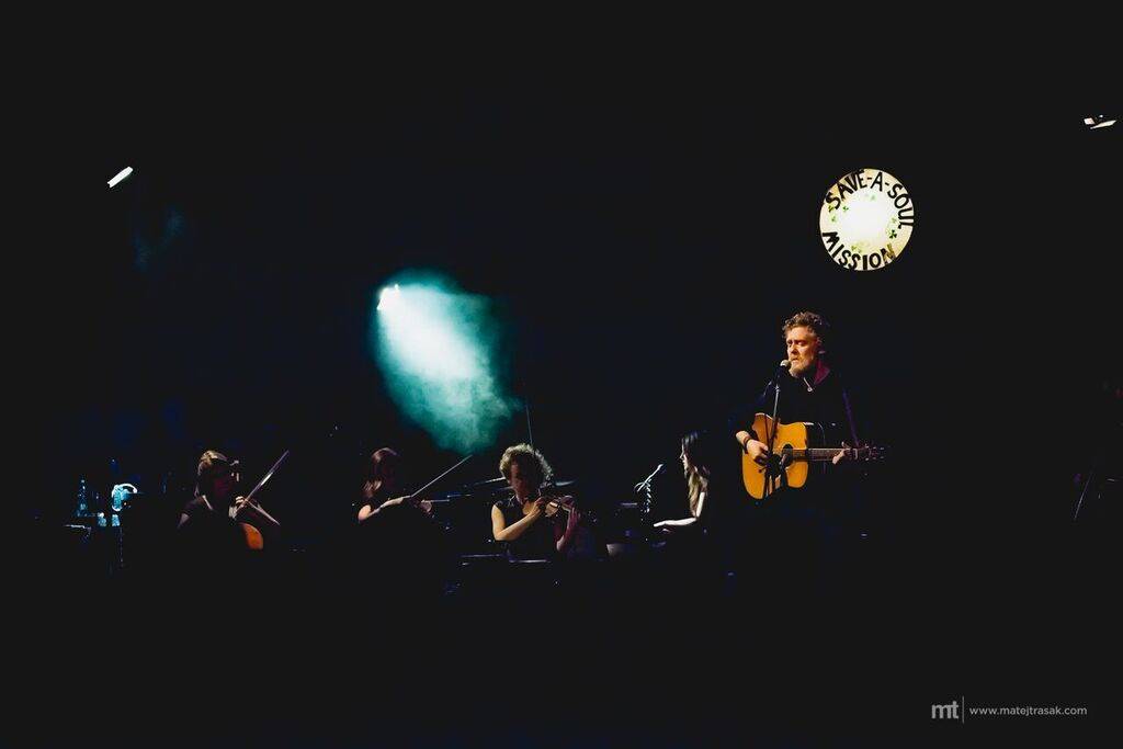 LIVE: Glen Hansard má s českými fanoušky bližší pouto