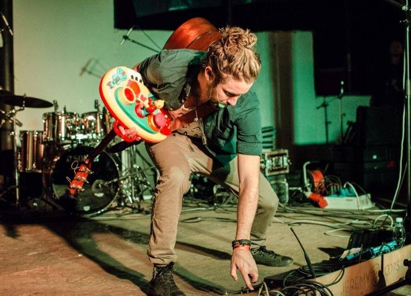 LIVE: Nespoutaný Jihoafričan Jeremy Loops se v Praze fanouškům rozdal, výteční byli i Megaphone