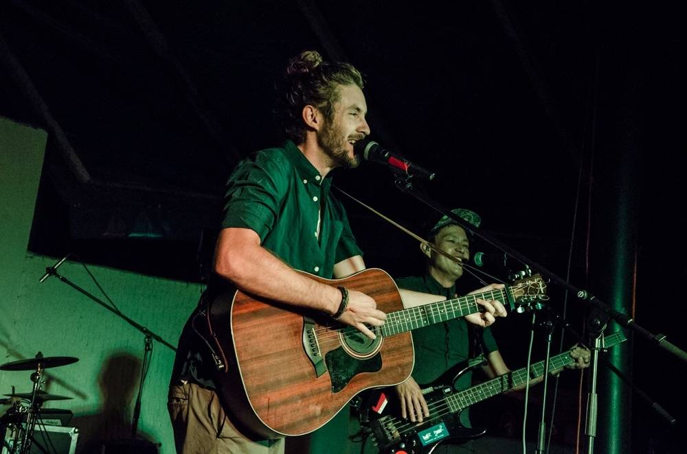 LIVE: Nespoutaný Jihoafričan Jeremy Loops se v Praze fanouškům rozdal, výteční byli i Megaphone