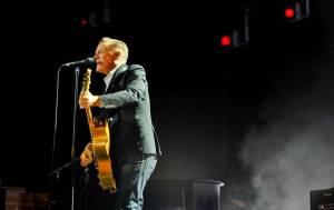 LIVE: Bryan Adams v Praze: elegance i floutkovství s jedinečným hlasem