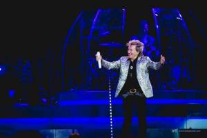 LIVE: Rod Stewart proměnil hokejovou arénu ve fotbalový stadion