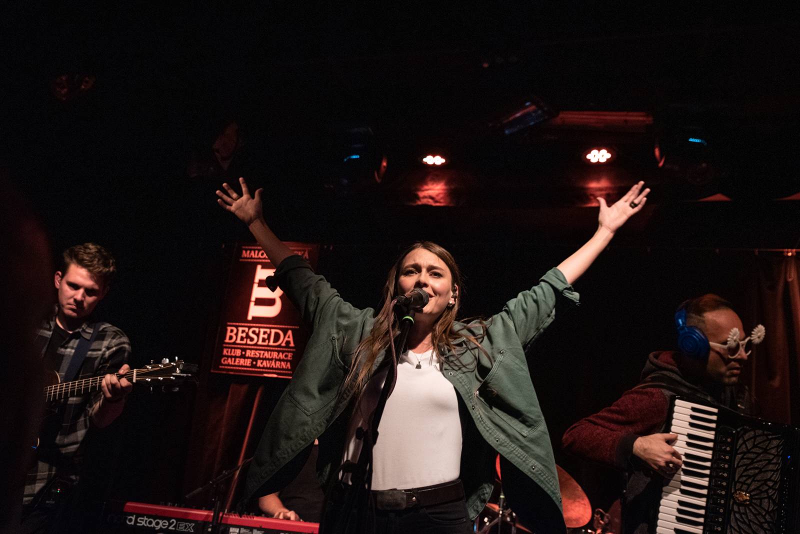 LIVE: Kateřina Marie Tichá a Bandjeez nepotřebují efekty, aby udělali velkou show. V Malostranské besedě pokřtili zpěvaččin debut