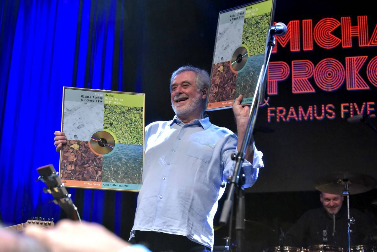 LIVE: Michal Prokop & Framus Five na vánočním koncertu pokřtili album, s hostem Petrem Jandou zavzpomínali na zesnulého Luboše Andršta